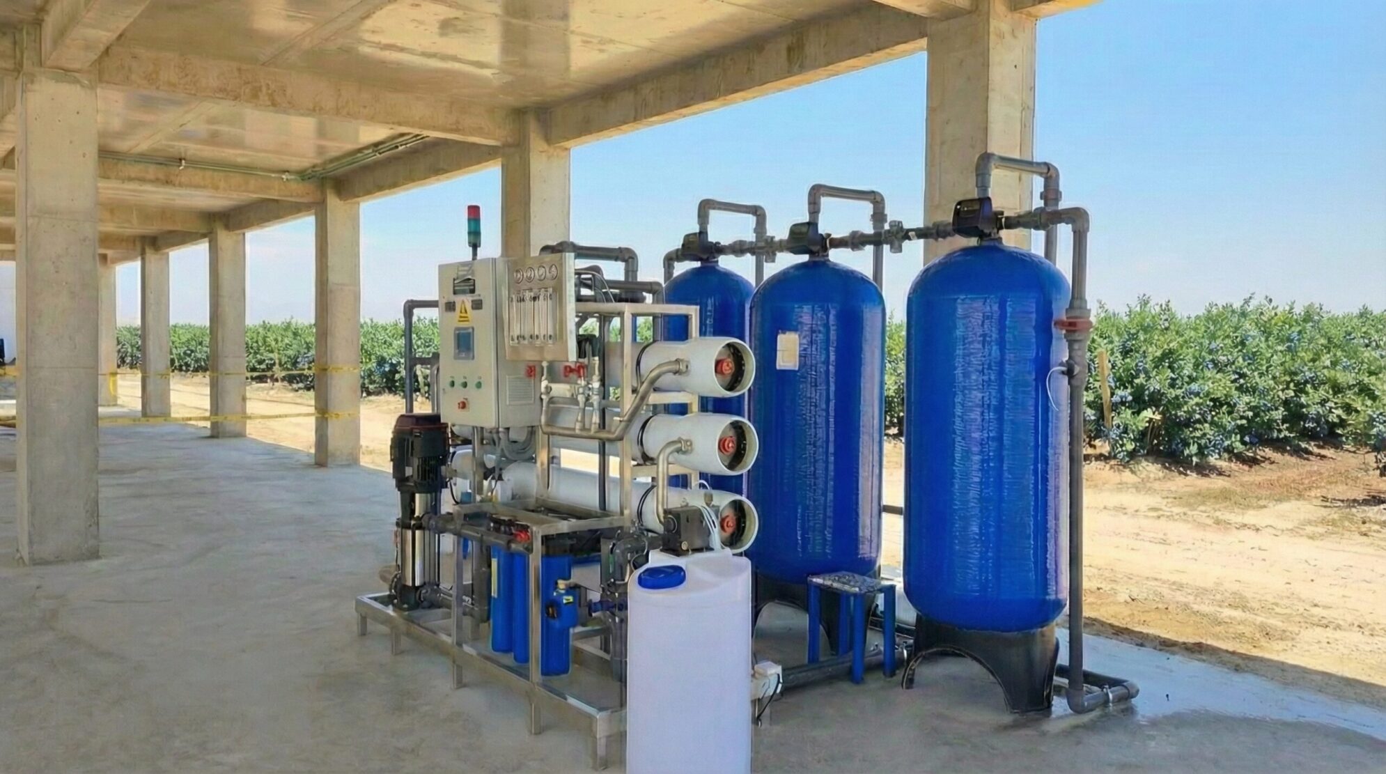Planta de osmosis inversa industrial con sistema de filtros de pre tratamiento y dosificación de cloro.